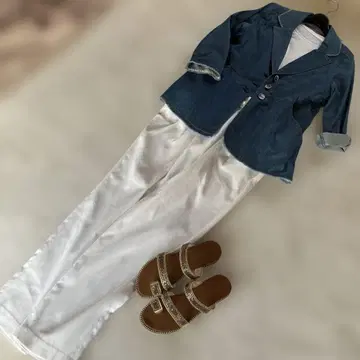 데님풍 자켓과 화이트 팬츠 세트, 티셔츠와 샌들 포함
