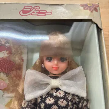 제니 Antique Roman 꽃무늬 인형