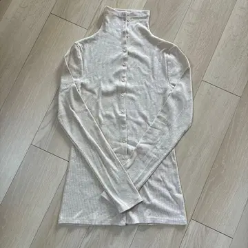 ZARA 크림색 하이넥 리브 니트 티셔츠