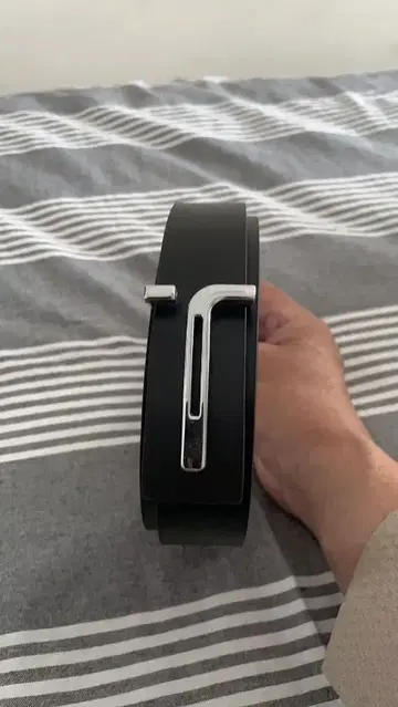 블랙 가죽 벨트 심플한 디자인