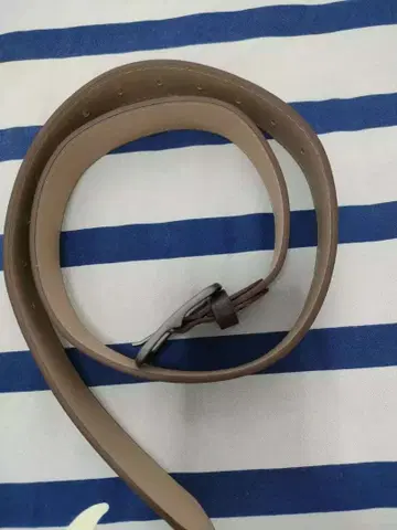 브라운 가죽 벨트 심플한 디자인