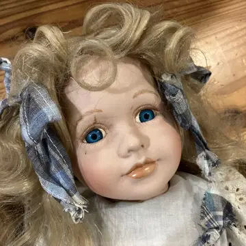 푸른 눈의 금발 인형 비스크 인형 앤티크