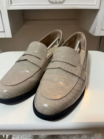 FRAY I.D x REGAL 베이지 크로커다일 패턴 로퍼