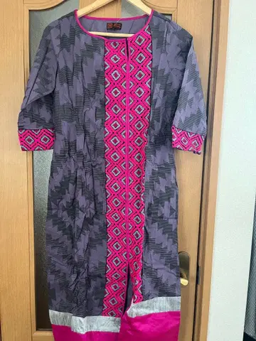 보라색과 핑크색 자수가 들어간 민족 의상