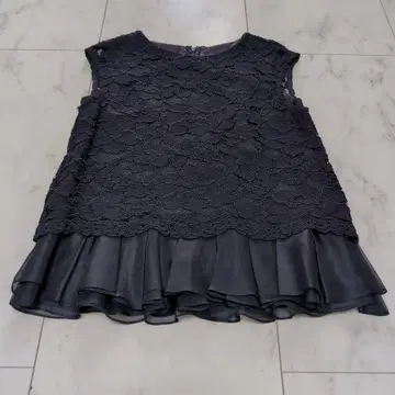 그레이스 콘티넨탈 레이스와 쉬폰의 슬리브리스 상의