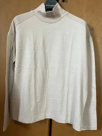 미나 페르호넨 하이넥 (터틀넥에 가까운) 티셔츠