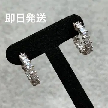 화이트 골드 후프 귀걸이 인공 다이아 고급스러움