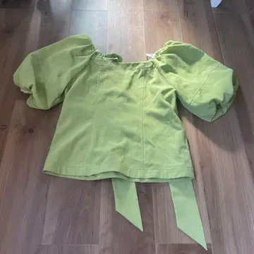 라이트 그린 퍼프 슬리브 상의