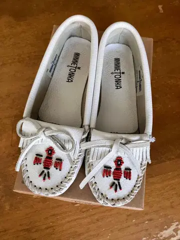 MINNETONKA (미네통카) 자수 모카신 흰색 화이트