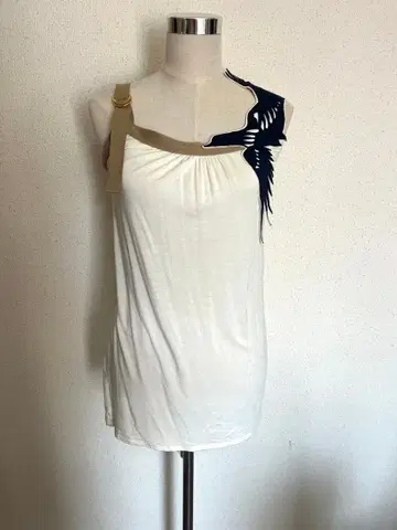 비비안 탐 미사용 새상품 화이트 슬리브리스 상의 새 디자인