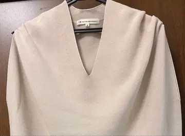 23구 베이지 V넥 슬리브리스 니트 미사용