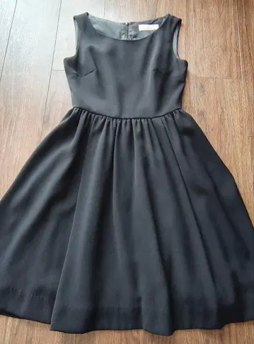 블랙 슬리브리스 무릎 기장 원피스