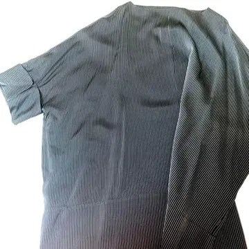 시어터 프로덕트의 멋진 네이비색 오부 소매 튜닉