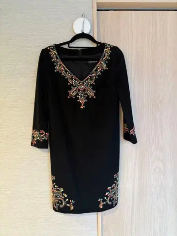 비즈 자수 블랙 무릎 기장 원피스 그레이스 콘티넨탈