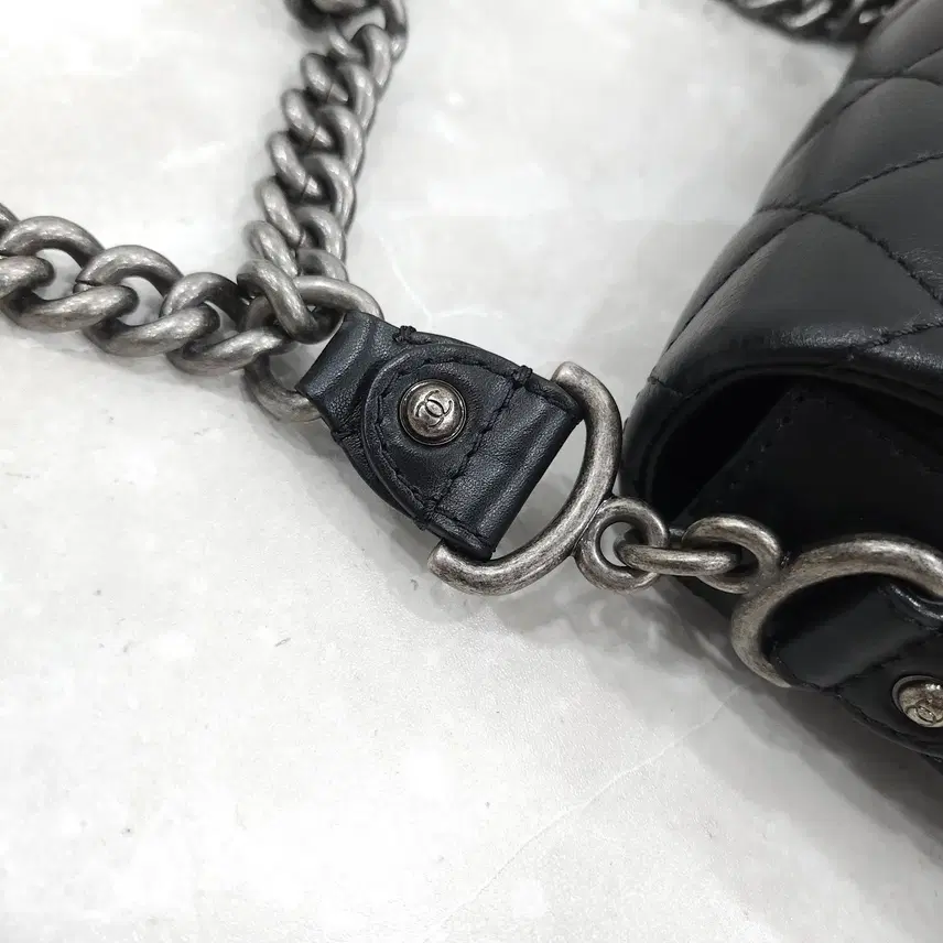샤넬 블랙 카프스킨 빈티지 은장 체인 숄더백 A98781 사진 5