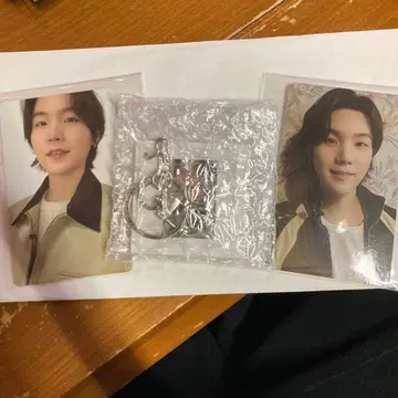 BTS 아리랑 weverse 포토 카드 2장과 키링 윤기