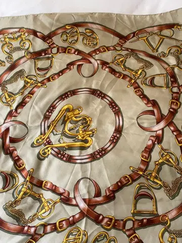 23구 대형 스카프 마구 체인 패턴 베이지 x 골드