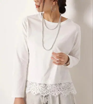 아르페쥬 스토리 밑단 레이스 숏 롱T