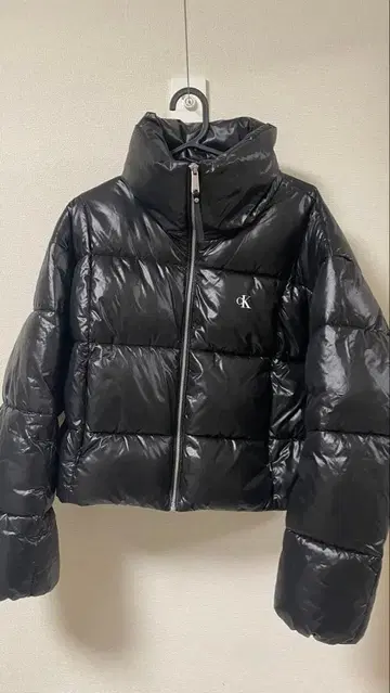 캘빈 클라인 블랙 숏 기장 다운 자켓