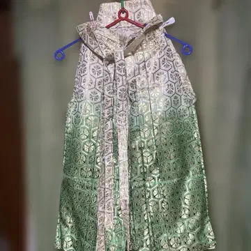 그린 컬러와 골드 컬러의 그라데이션 하카마