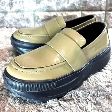 새상품 BEARDSLEY 비어즐리 에나멜 로퍼 통굽 샌드베이지