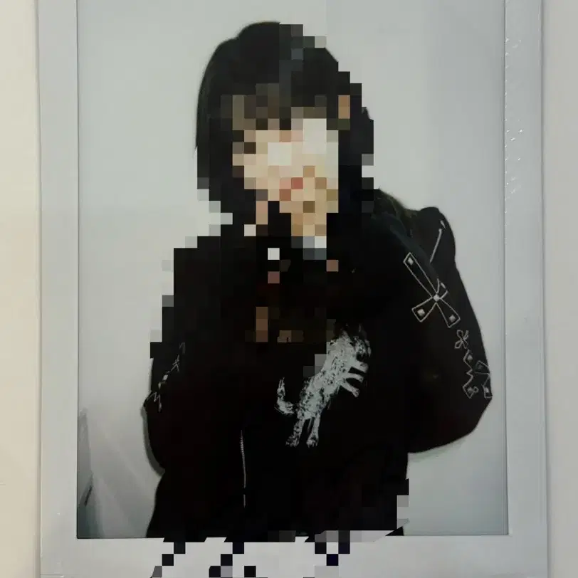 Triples Seoah sign polaroid on Bunjang Global Site.