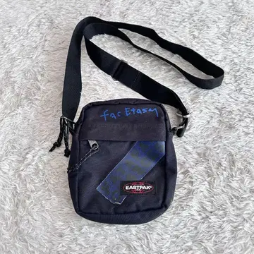 이스트팩 x 파세타즘 숄더백 블루 테이프 콜라보 한정판