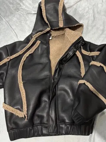 후드 부착 블랙 가죽 코트 K-스타일