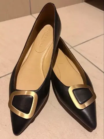 오데뜨 앤 오딜 오블리크 버클 플랫 펌프스 블랙