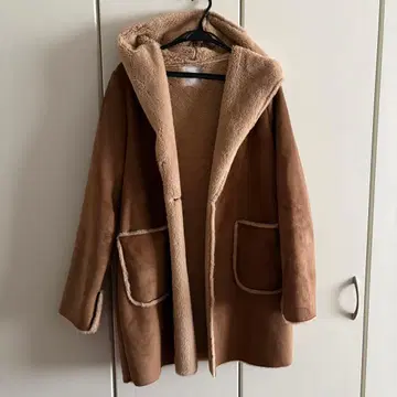 RAY CASSIN 후드 부착 무스탕 코트 레이 카즌