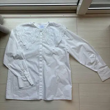 유나이티드 애로우즈 화이트 블라우스 자수 카라 부착