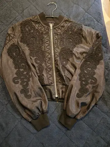 그레이스 콘티넨탈 코드 자수 블루종