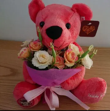 꽃다발을 든 곰 봉제 인형