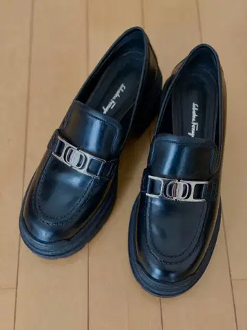 [거의 새 상품] 페라가모 로퍼 23cm