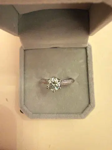 엘레강트한 라운드 컷 모이사나이트 반지, 다이아보다 빛나는 반지