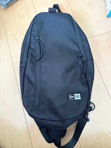NEW ERA 블랙 바디백