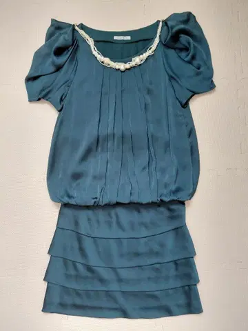 청록색 플리츠 볼륨 슬리브 드레스