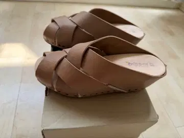 trippen 우드 샌들 베이지