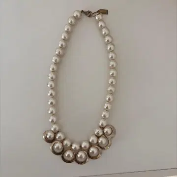 쁘띠 로브 느와르 화이트 펄 목걸이