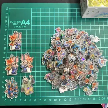 주토피아 홀로그램 캔 부착 아크릴 4cm 5개, 2cm 100개 이상