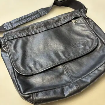 EASTPAK 이스트팩 블랙 가죽 숄더백