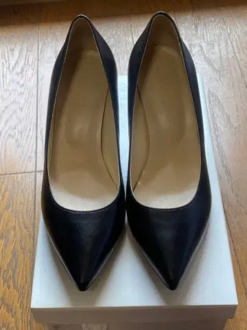 BARNEY'S NEW YORK 블랙 하이힐