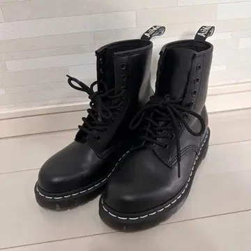 닥터마틴 1460 화이트 스티치 8홀 부츠