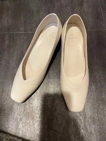 르탈론 아이보리 스퀘어토 V컷 펌프스