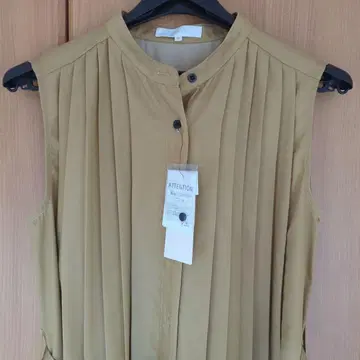 grove 베이지 플리츠 슬리브리스 원피스