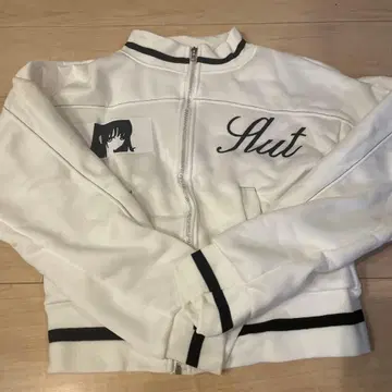 Hearts2Hearts FOCUS 의상 화이트