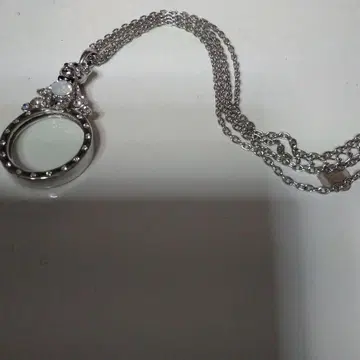 곰 모티브 목걸이 실버 돋보기 포함