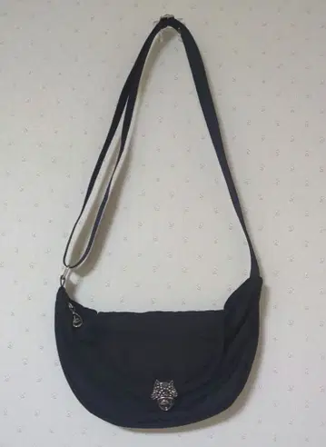 츠모리치사토 고양이 금장 장식 숄더백 블랙 새상품급