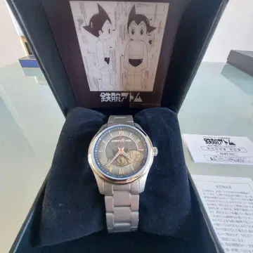 철완 아톰 티타늄제 아톰 데뷔 70주년 기념 자동 시계!