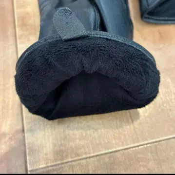 블랙 가죽 장갑 안감 부착 버클 디자인 가르니 GARNER